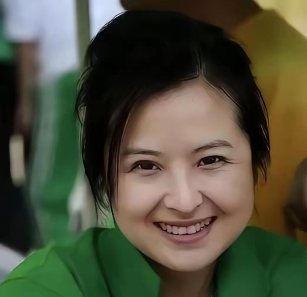 这位前中央名嘴，曾经也是一个美人，现在怎么成了一张大柿饼脸，你认出是谁了吗？