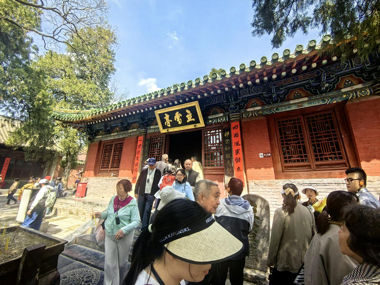 去年夏天，少林寺暴雨，游客挤在立雪亭外，想进去躲雨被僧人拦住——“这是文物，不让