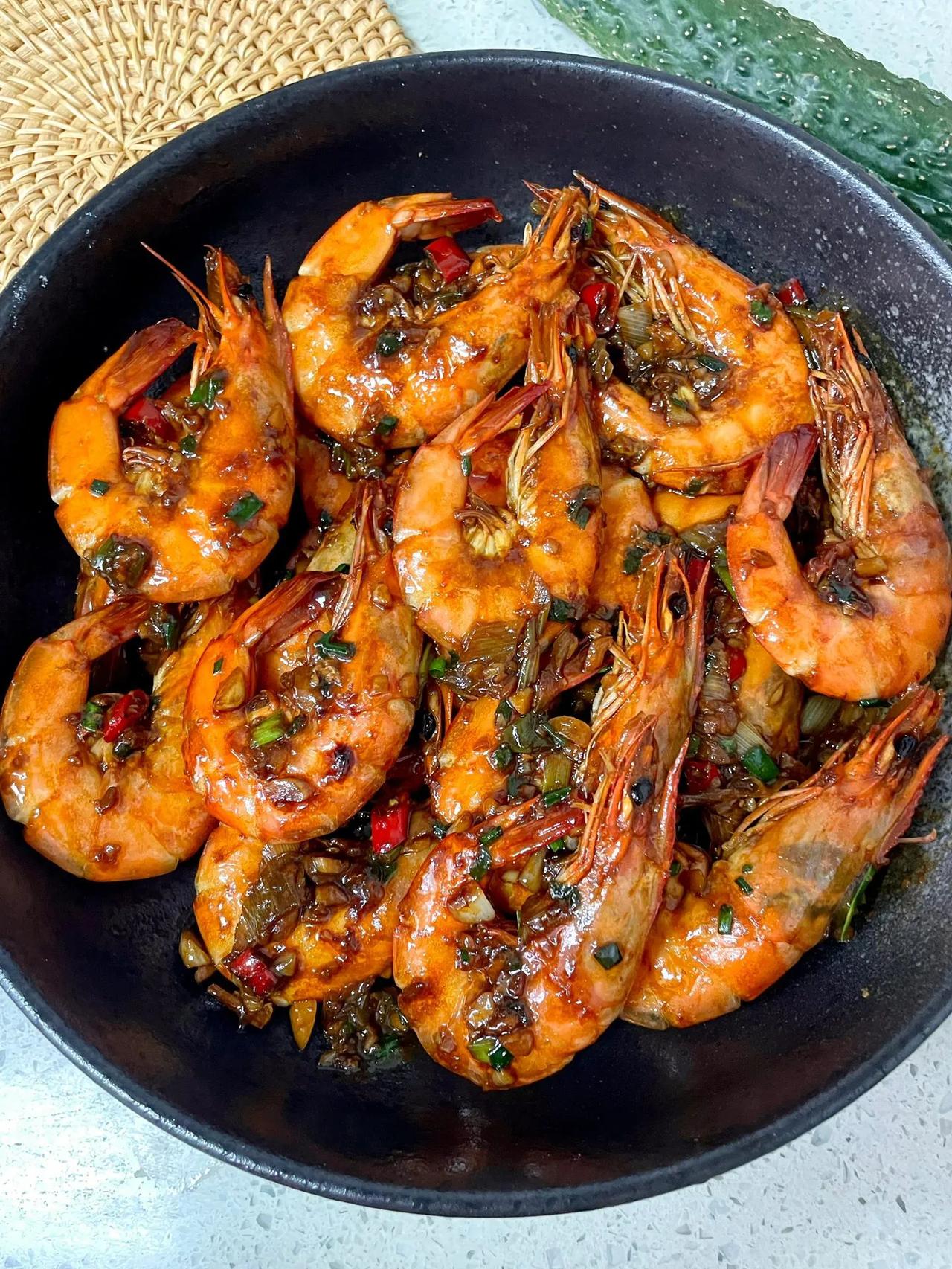 这个油焖虾我家一周都会吃三次太赞了！
做法：
1、调碗汁：碗中放3勺生抽、1勺老