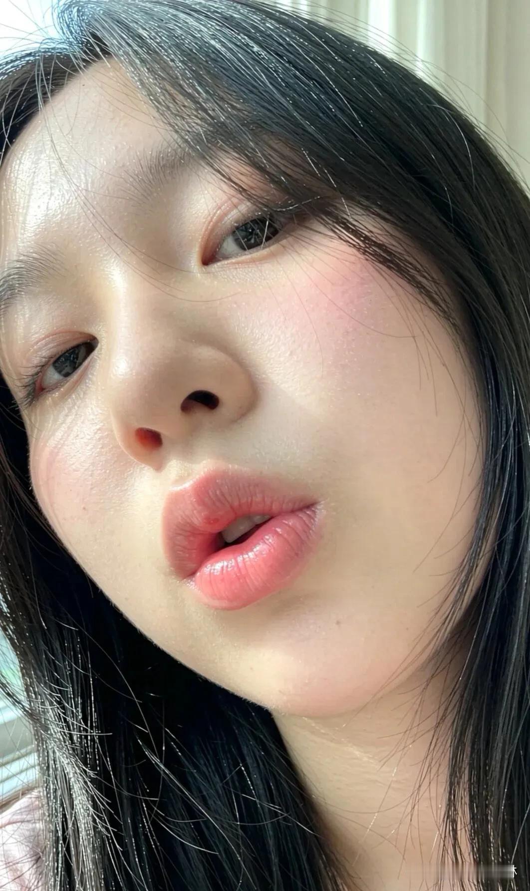 小脸鼓鼓的，像颗熟透的蜜桃