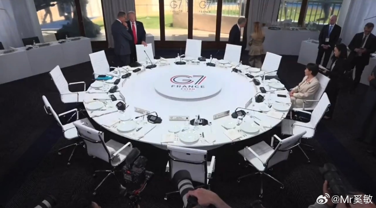 所以，日本来G7峰会是目的是什么？喝咖啡吗？一个人坐在那边多尴尬，没人搭理她。 