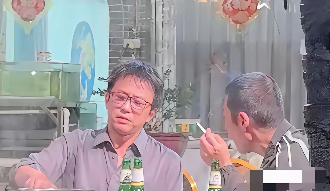邓超已经46岁了，他和朋友一起吃饭的照片被网友偶遇拍到了；我感觉这才是46岁男人