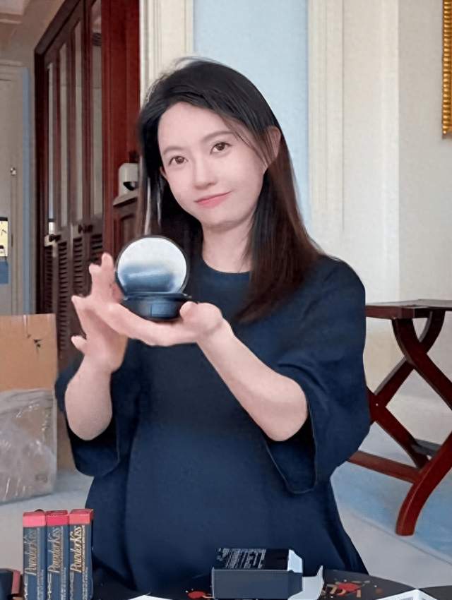 白宇疑似当爸，女友生日视频曝光，网友：像产后恢复