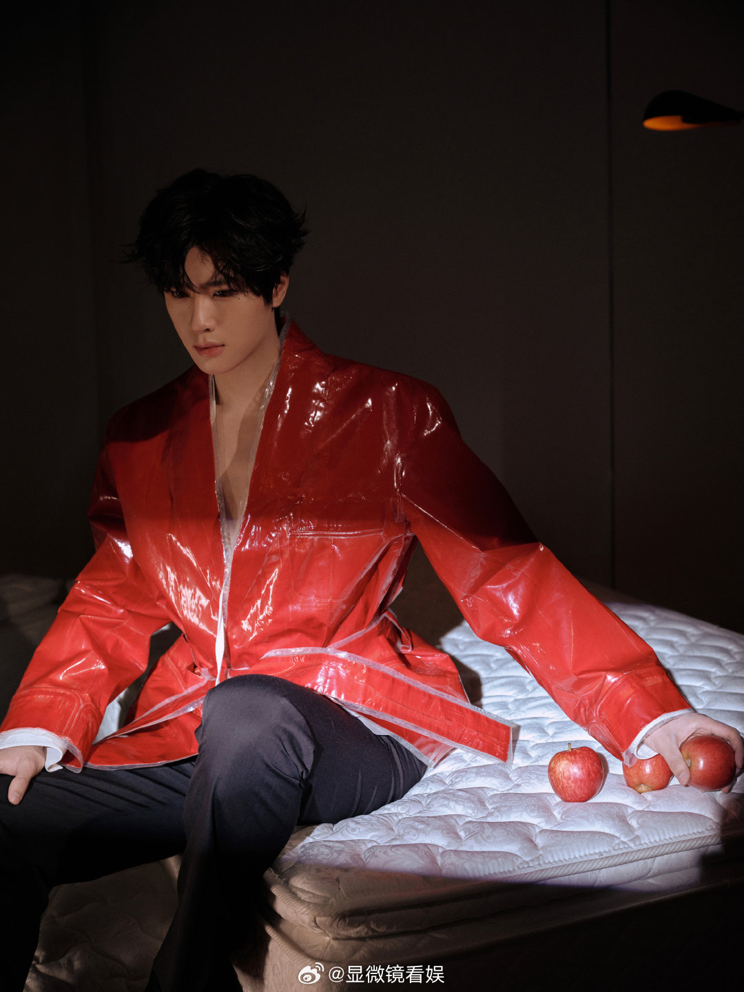 展轩红衣持靓行凶 展轩这身红衣真的帅到犯规，一出场就把气场拉满，远远看都自带聚光