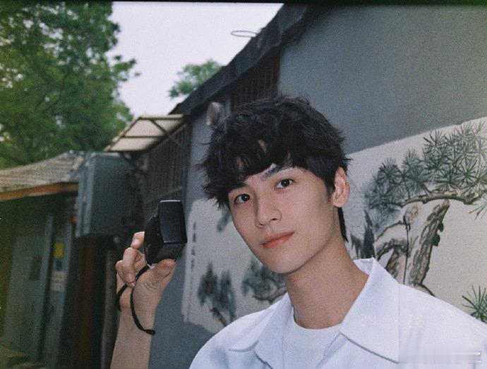 你的夏日男友黄俊捷上线了~📸胡同“到处一游”～ ​​​帅气的呢~ ​​​