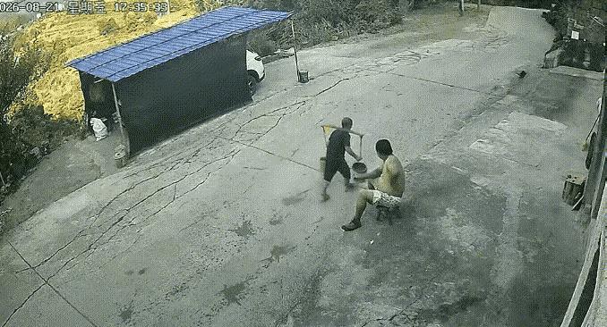 “不是你撞的，为什么要扶？”
每次看到这个画面，我都会想起这句话，