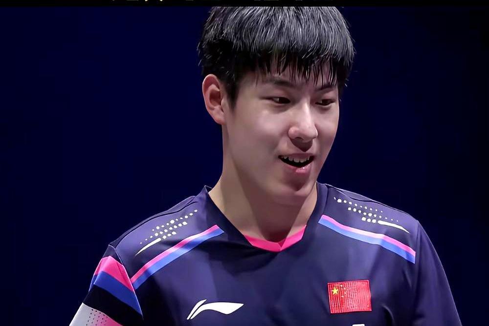 摔奖杯第3秒，全网热搜！
 
多哈决赛，19岁温瑞博2-4被周启豪翻盘。最后一球