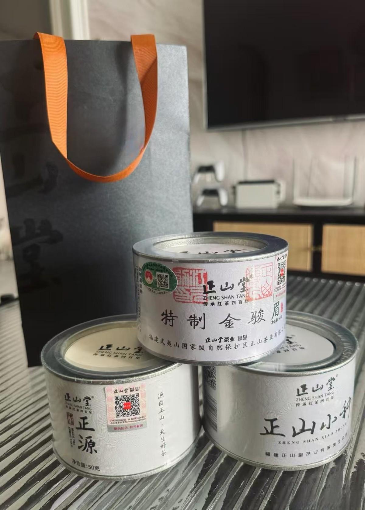 昨天去看望领导，临走时他送给一袋木耳，说是朋友送的，回到家拆开一看，里面不是木耳