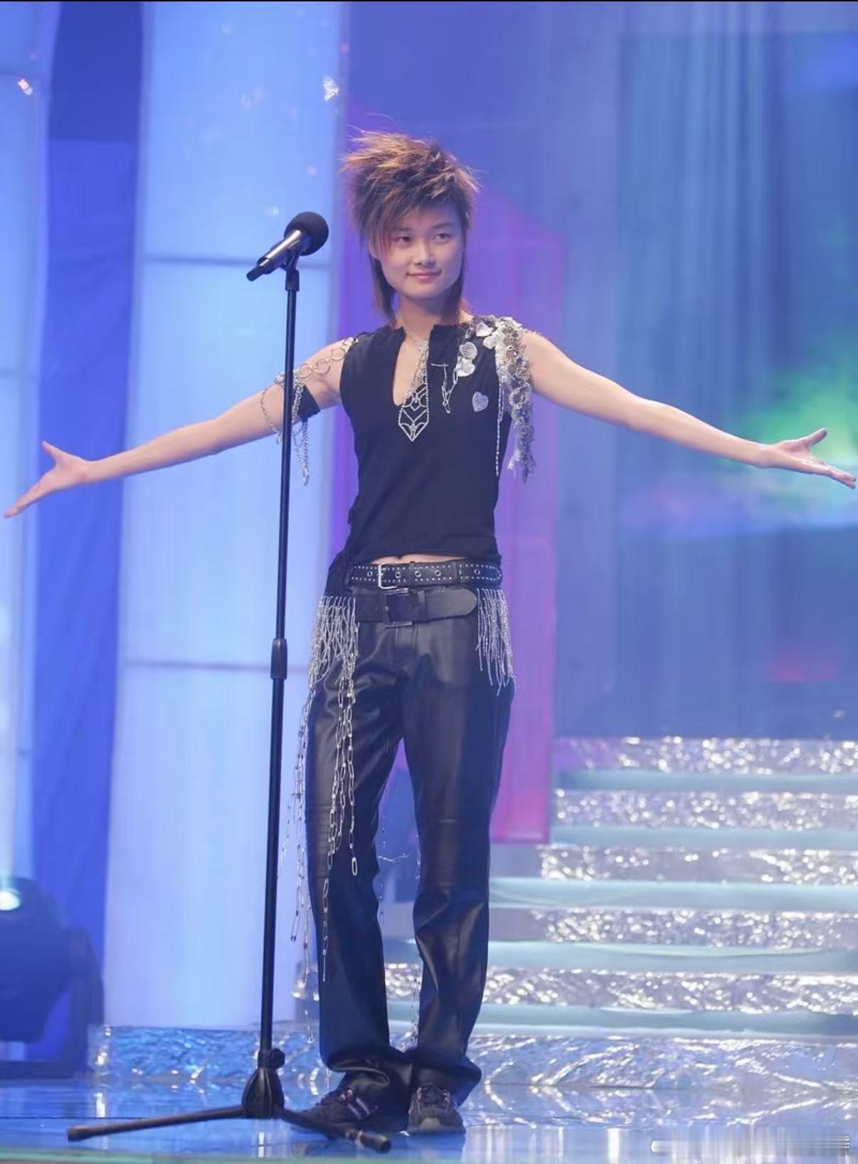 袁一琦安崎曾用小灵通给李斯丹妮投票 从小灵通到智能机，变的是工具，不变的是对舞台