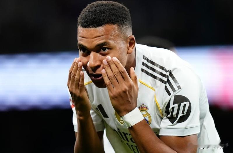 姆巴佩现在后悔了吗？
当初姆巴佩离开大巴黎，加盟皇马，想拿欧冠争金球。
结果他前