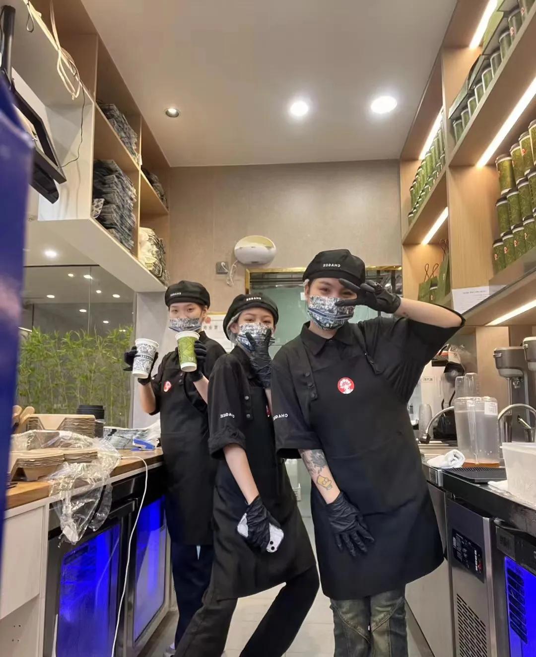 现在瑞幸霸王茶姬等很多知名餐饮品牌
招聘的年轻员工很多都有纹身的
虽然这些年轻人