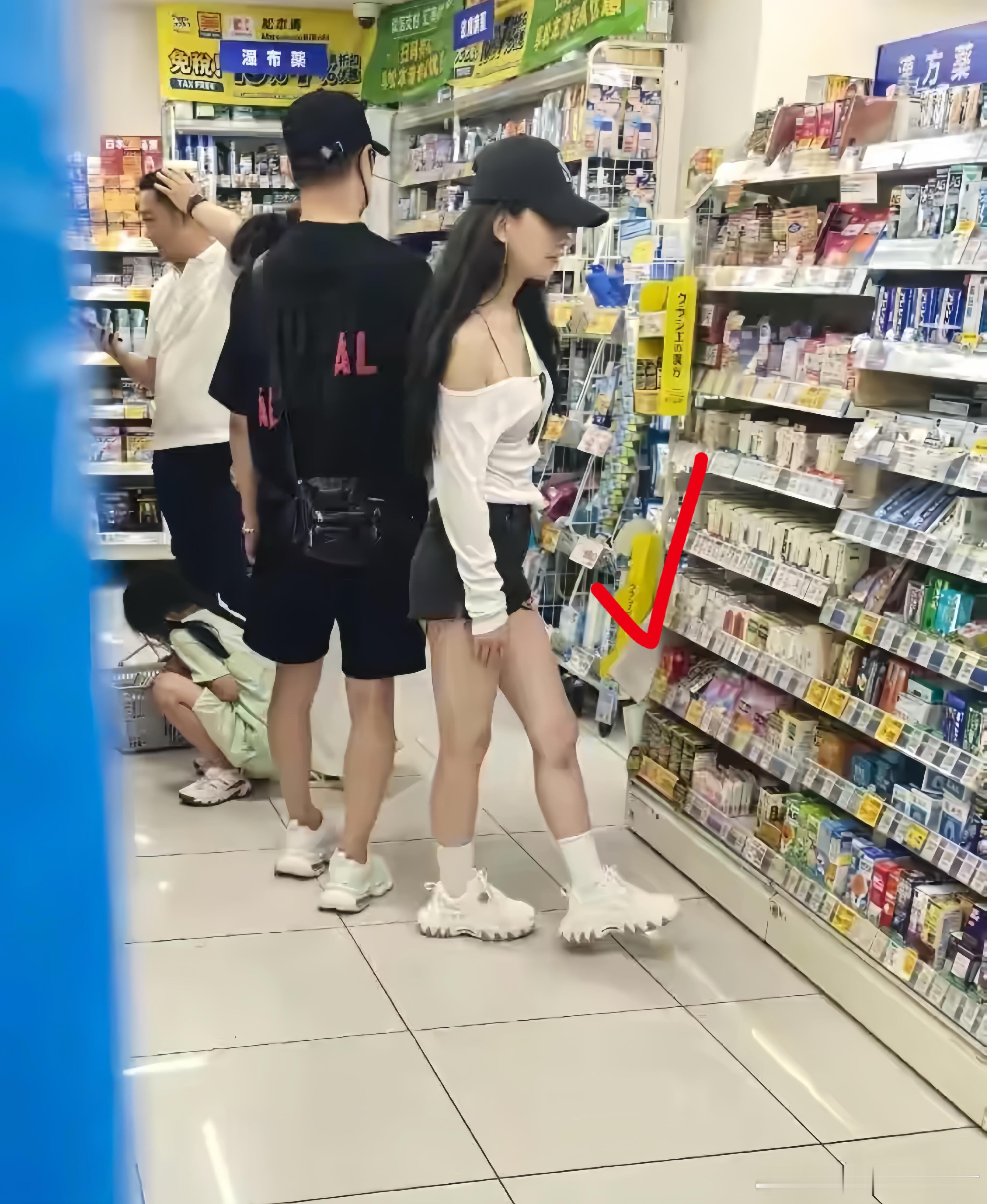 网友日本偶遇汪峰带着森林北逛药妆店，新女友身材真好啊 ​​​