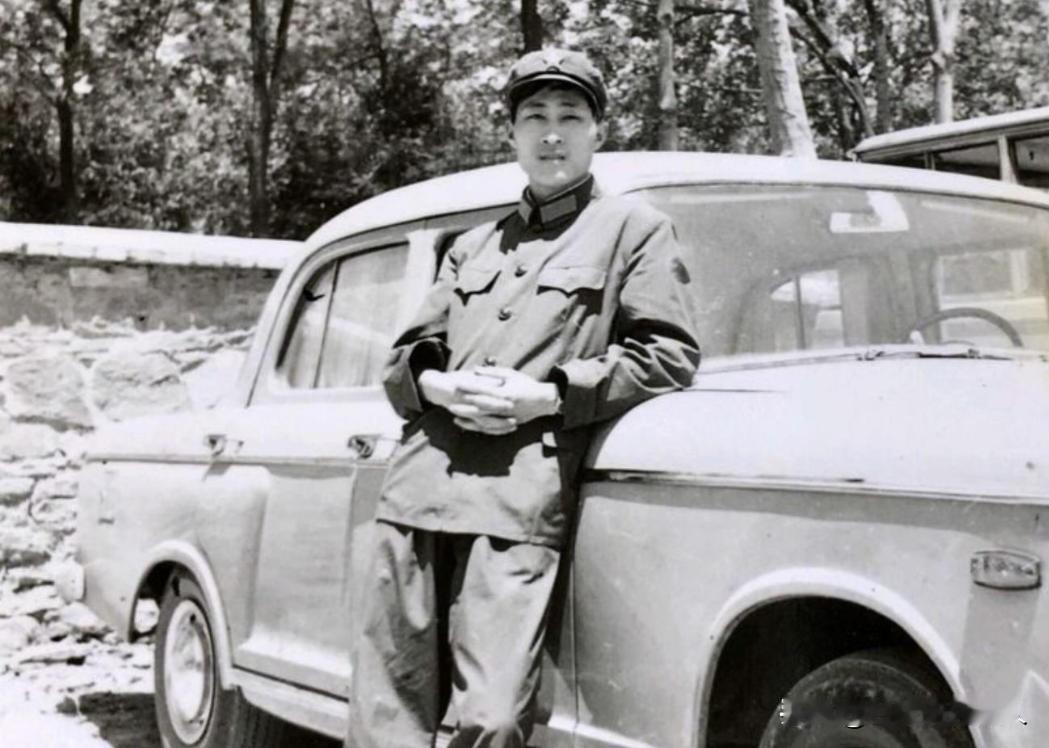 1965年的一天，在上海警备区汽车班，干部处的李处长找来了，对司机小方讲：“交给