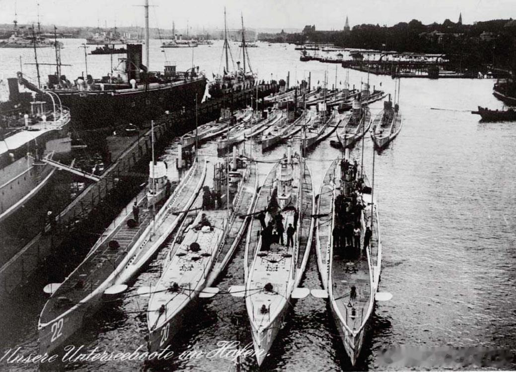 一战在港口的德国潜艇，前排左起U-22、U-20（1915年5月7日击沉卢西塔尼