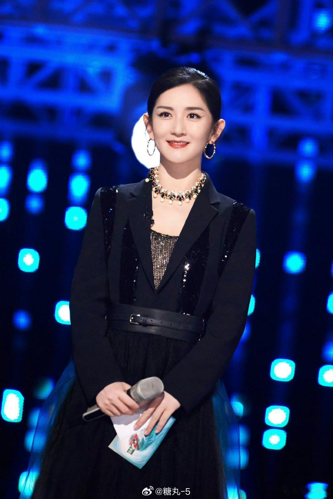 #谢娜[超话]##谢娜 小伙子今晚挺开朗的哇# 哈哈哈娜姐真的是太有趣了，这个调
