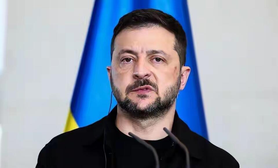 泽连斯基一边派人来北京谈合作，一边又威胁要制裁中国公民，这是典型的脑袋被驴踢了！