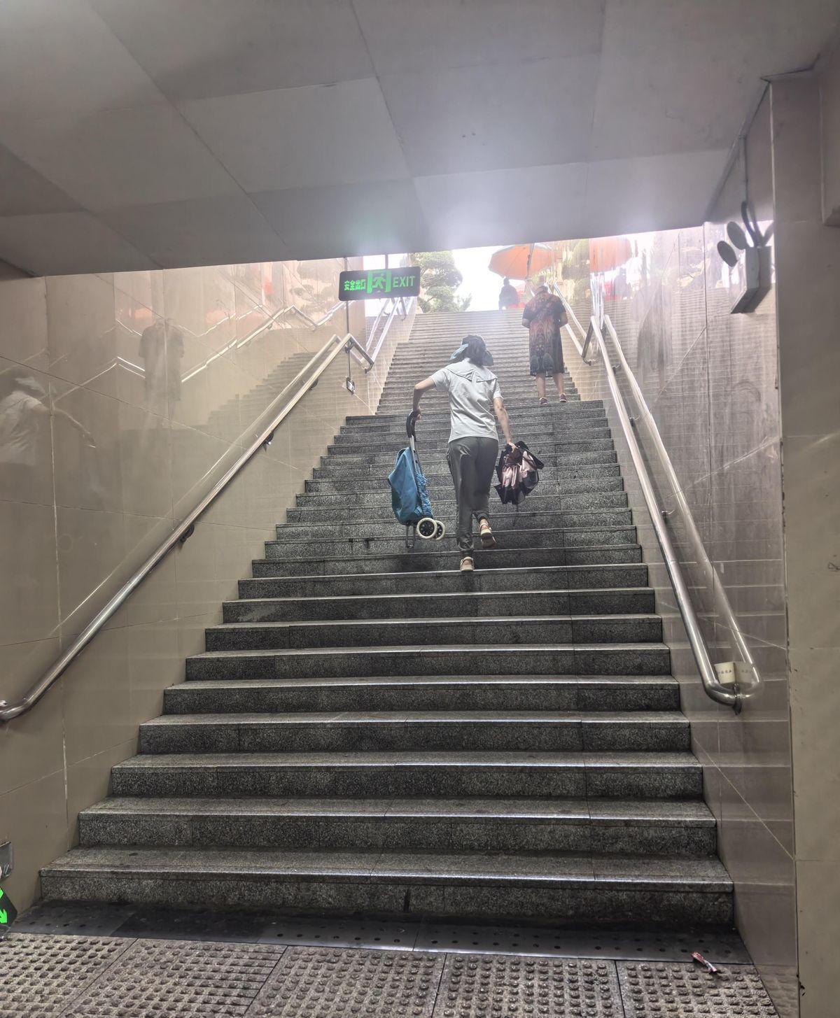 “千万别让孩子在身边读大学！”这话当初我不信，现在举双手赞成。
女儿在上海读了四