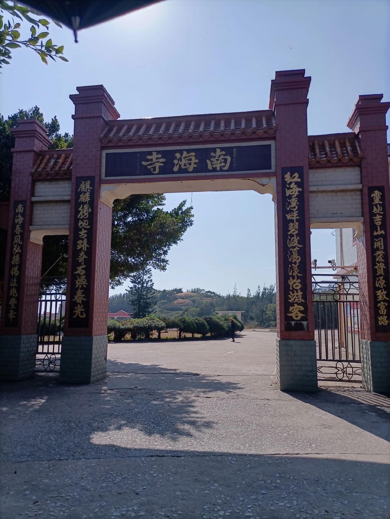 据说广东汕尾不是旅游城市，但等你来到了红海湾南海寺(图1-2)，你会惊呆了，这里