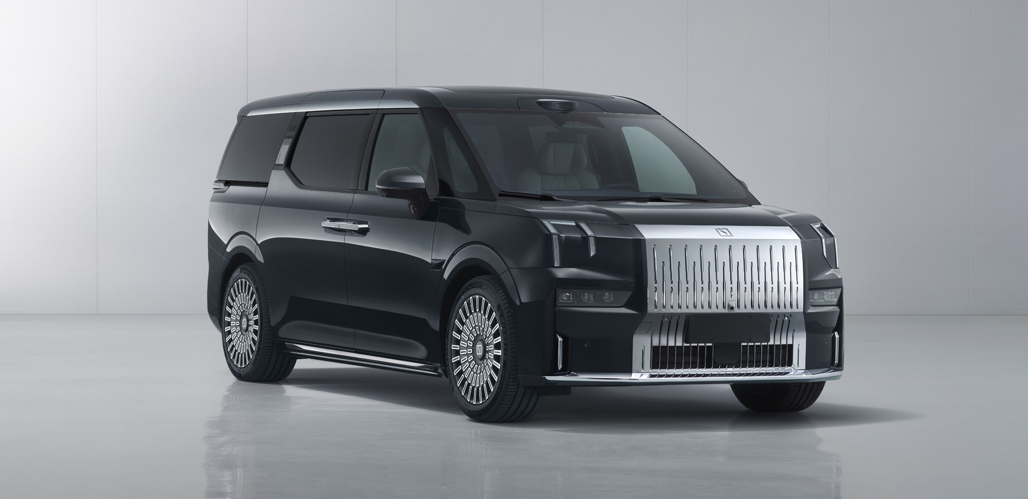 焕新极氪009申报图曝光 3月13日，焕新极氪009申报图曝光，外观来看较现款变