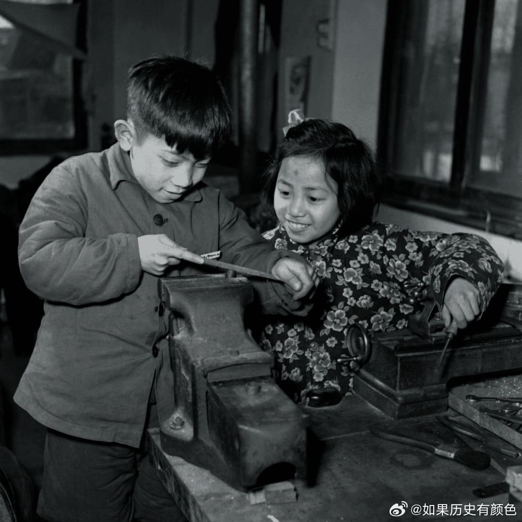 1957年，北京，做手工的兄妹。摄影 邓永庆In 1957, Beijing, 