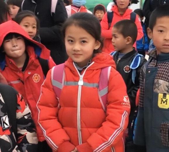 3年前，宁夏7岁一个小女孩一笑成名，后父母拒百万签约，现在怎么样了？他们有后悔之
