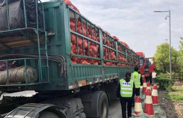 河南双八收费站悲剧：绿通查验成夺命陷阱？
 
“绿色通道”，本是鲜活农产品运输的