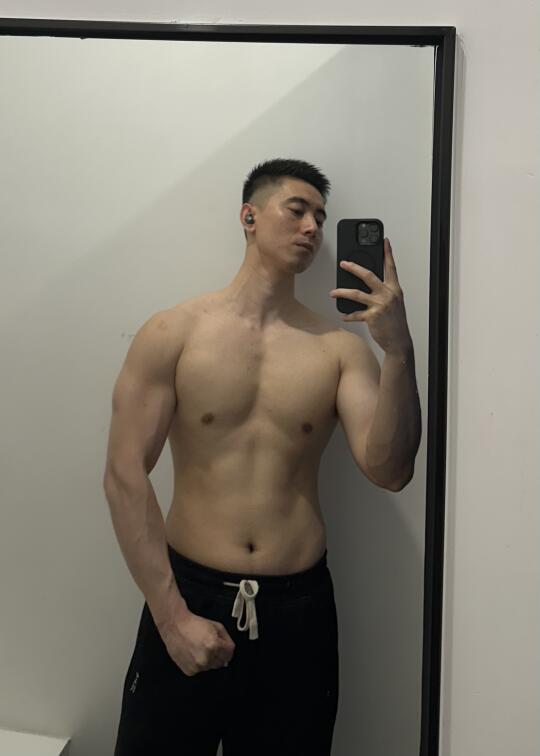 很内向，拍照只敢在更衣室