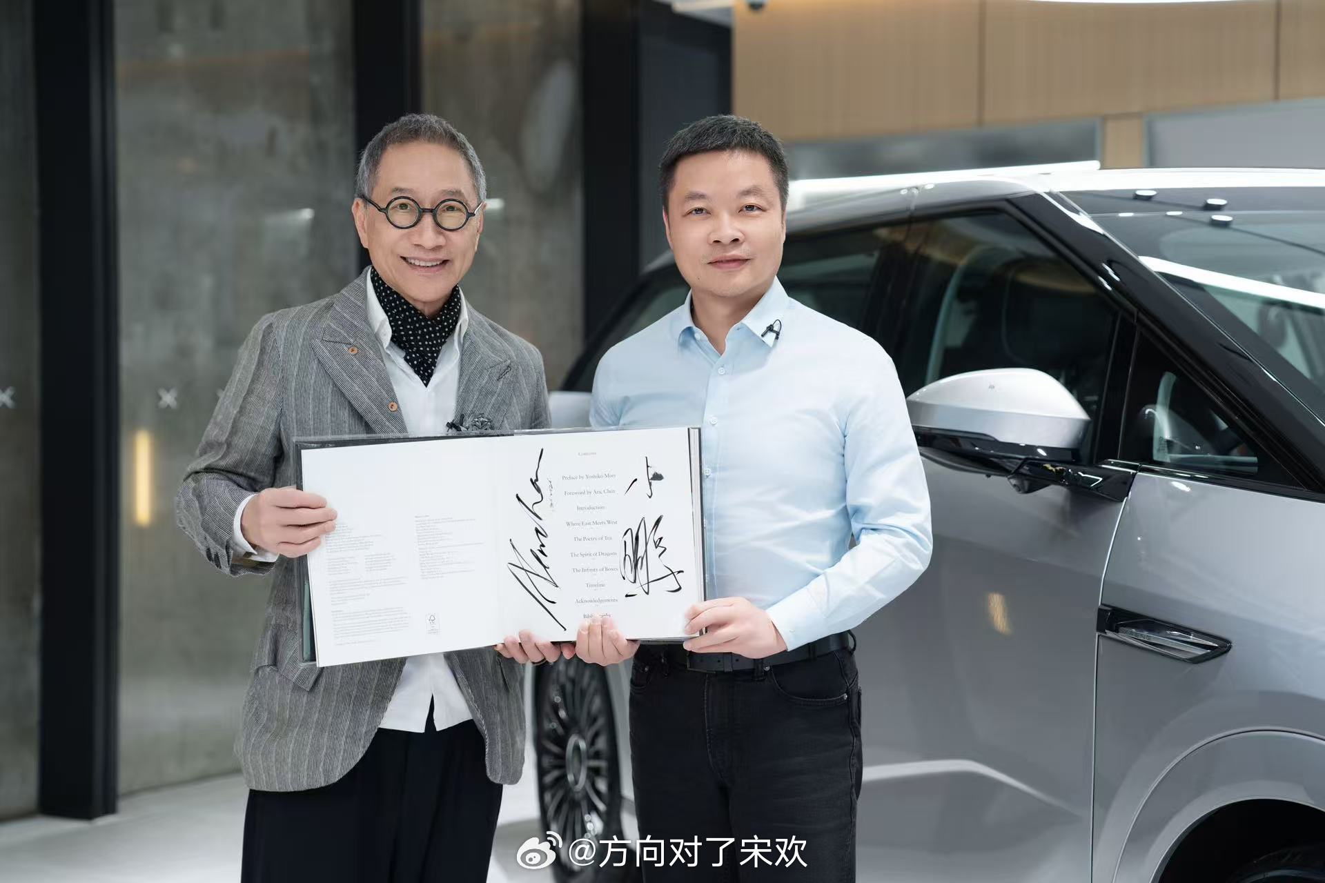 何小鹏为全球第60000台小鹏X9车主交付华人设计教父陈幼坚称小鹏X9是梦想座驾