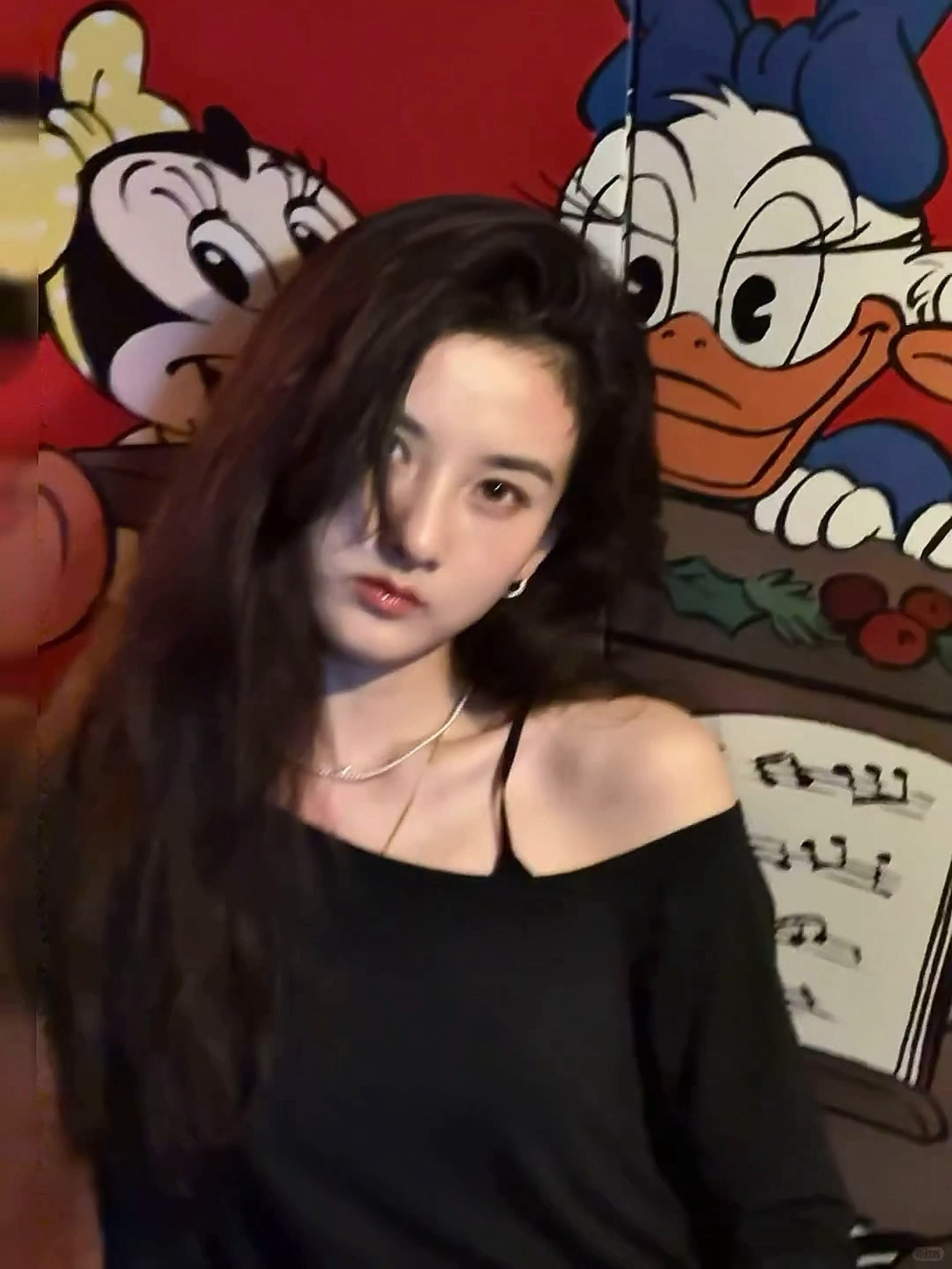这人拍照时还换了个距光源/唐老鸭（or Daisy）更近的位置吧，看后面的涂鸦不