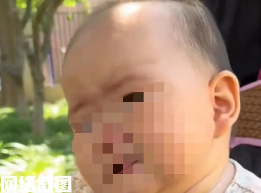 北京有女子带小宝宝出门溜达。

近日来到公园一角停留休息，只为此刻有大爷拉二胡，