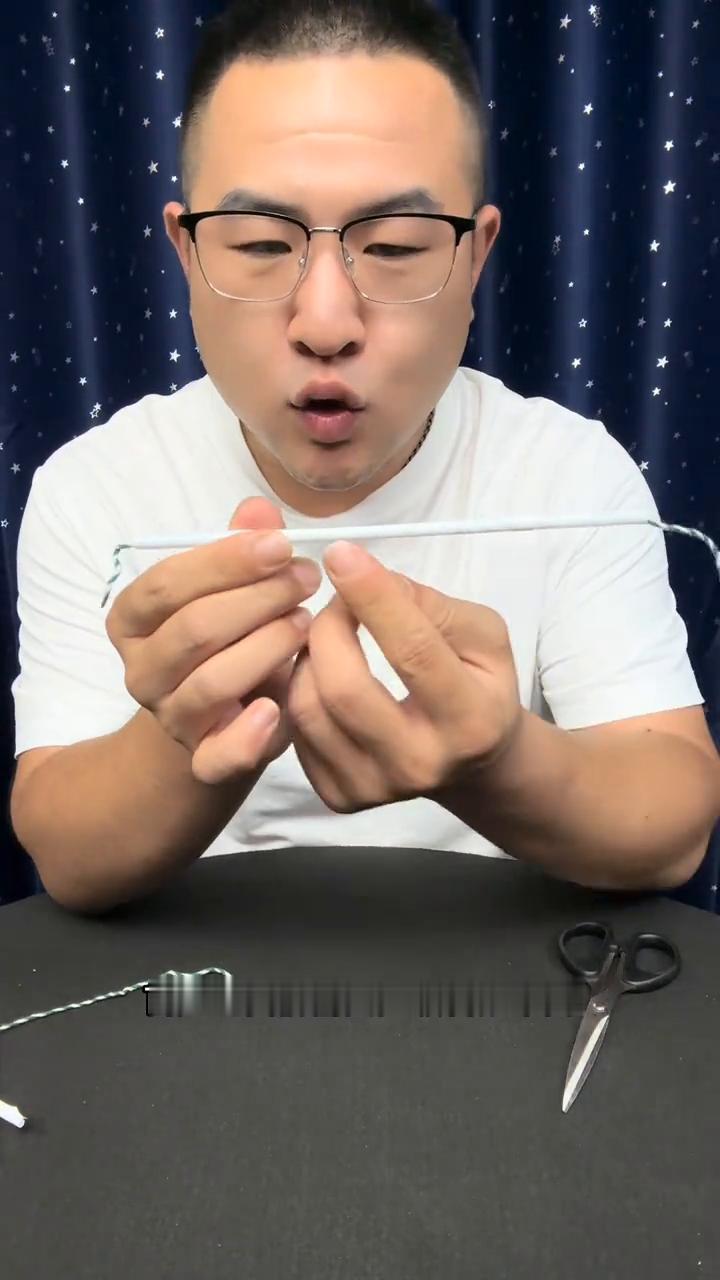 吸管剪断还原？
大家好，吸管里边有一条绳子，接下来把吸管对折一下，然后用剪刀把吸