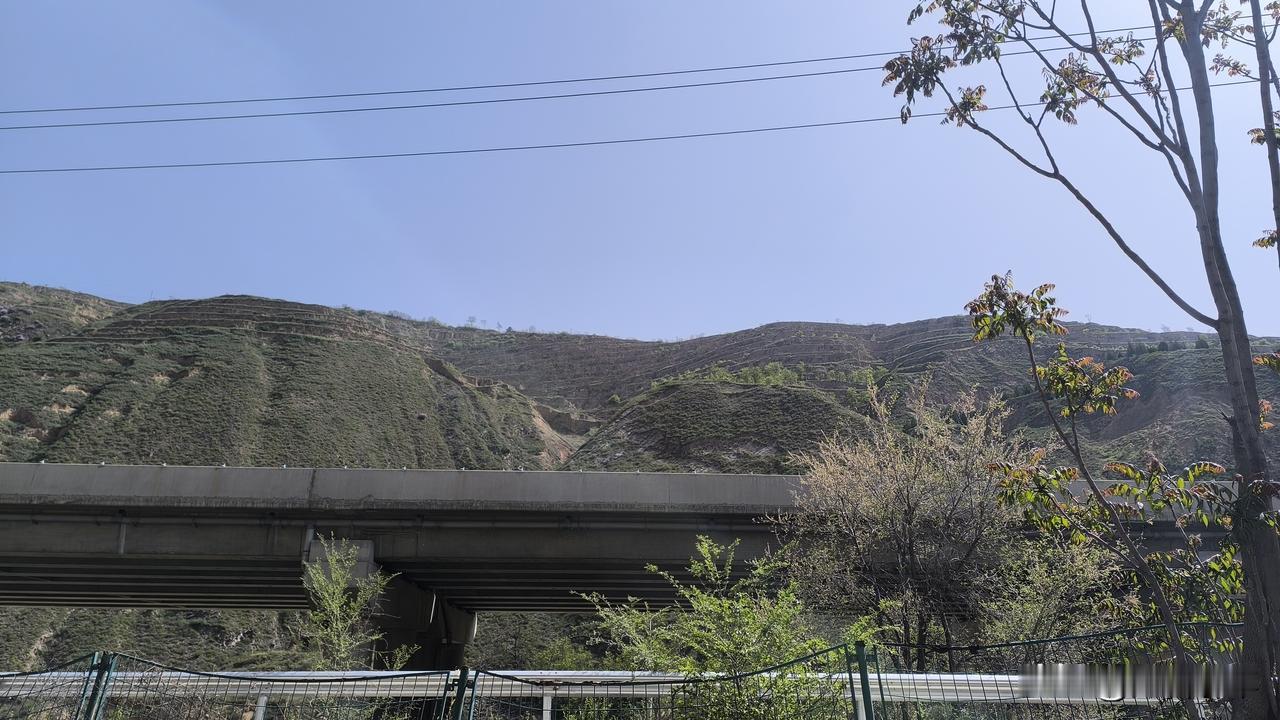 真的好喜欢这一路上的风景，看到了心情都会莫名的愉悦起来，不知道大家有没有跟我同样