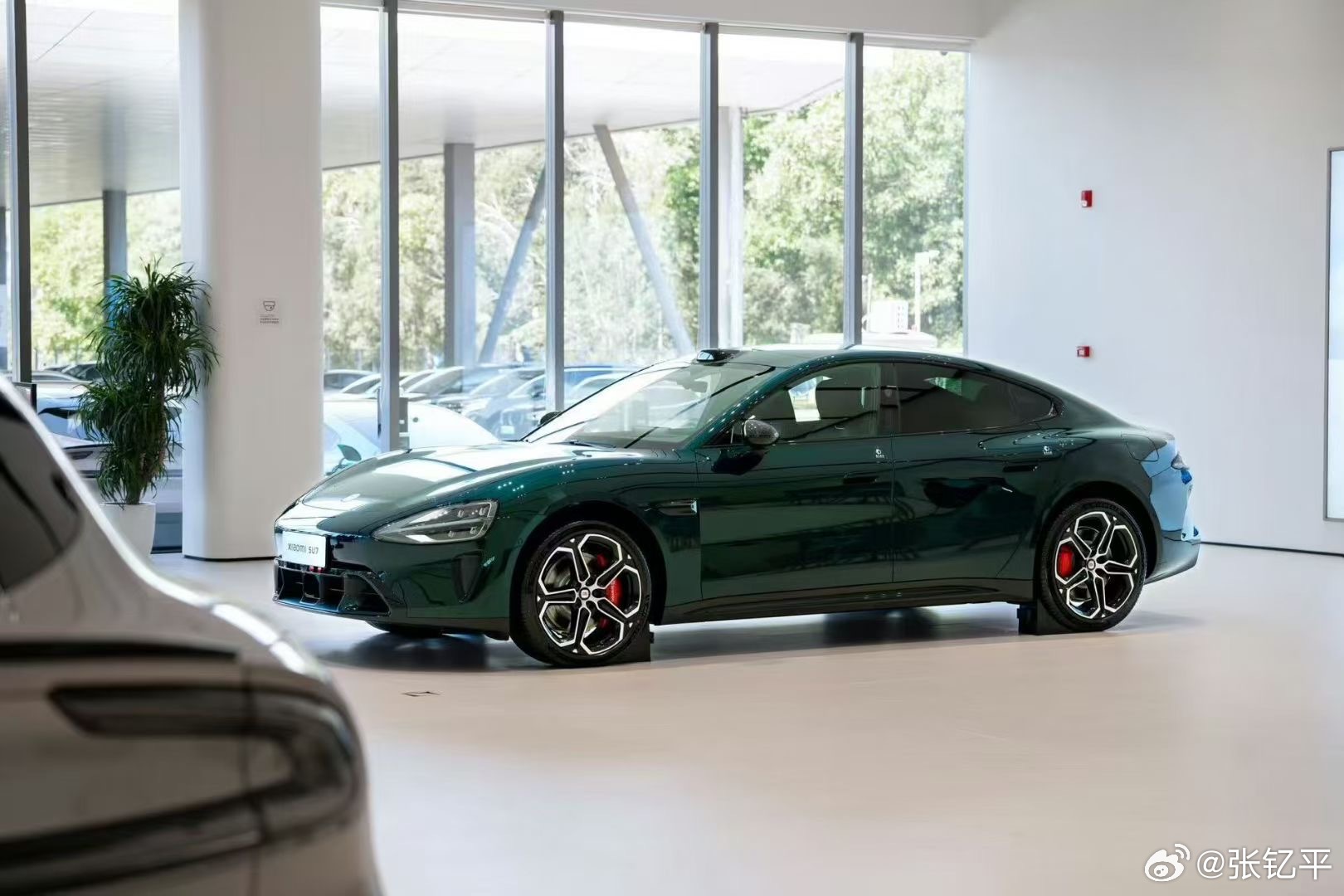 小米新SU7最受欢迎颜色确实好看，和奔驰的松石绿不太一样，靛石绿更亮一些，但质感