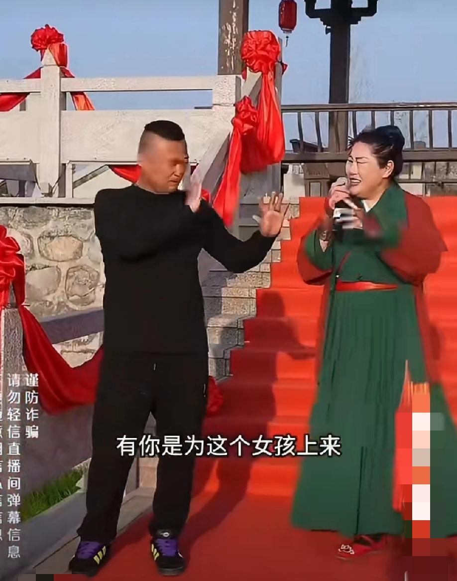 4月1日，安徽蚌埠。开封“王婆说媒”活动现场，一名51岁男子趁妻子上厕所间隙擅自