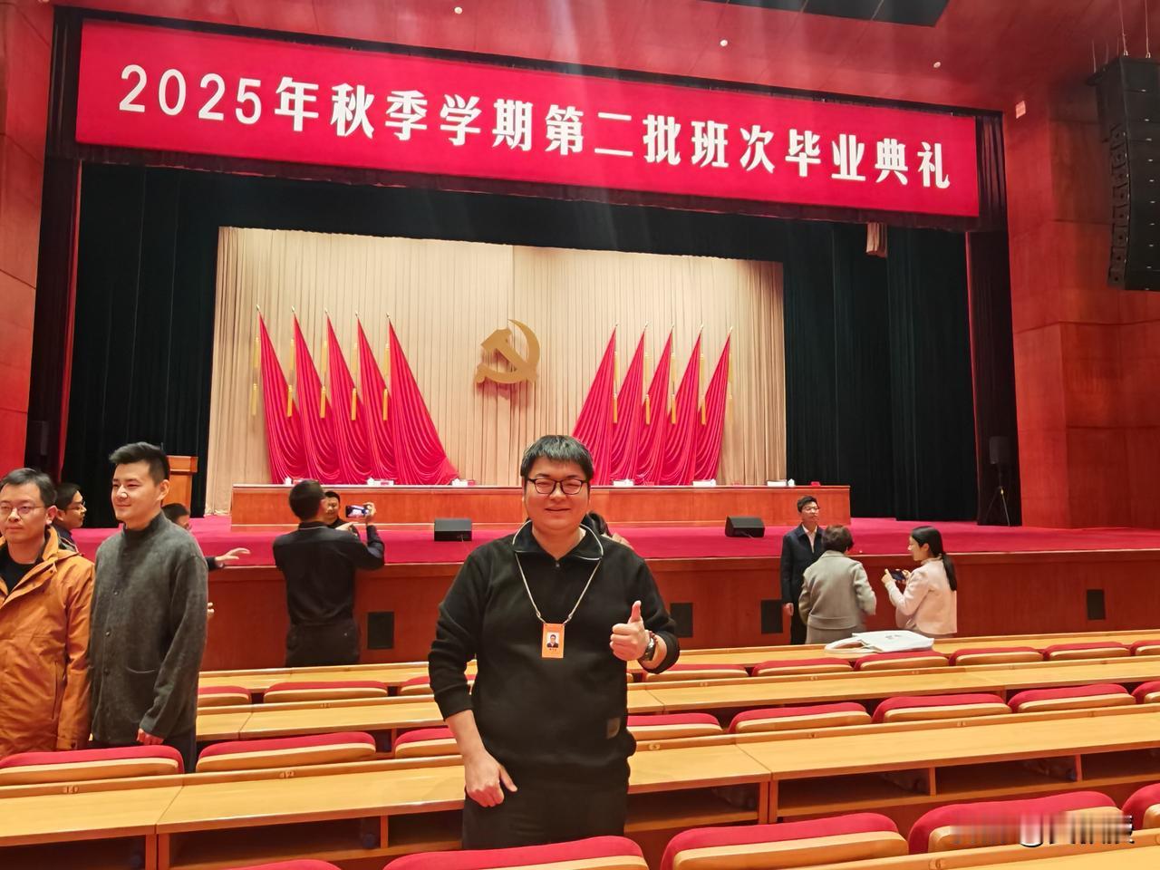 看着密密麻麻的本子📔
和朋友们说再会
很有收获
很有启发
保持学习，才能进步