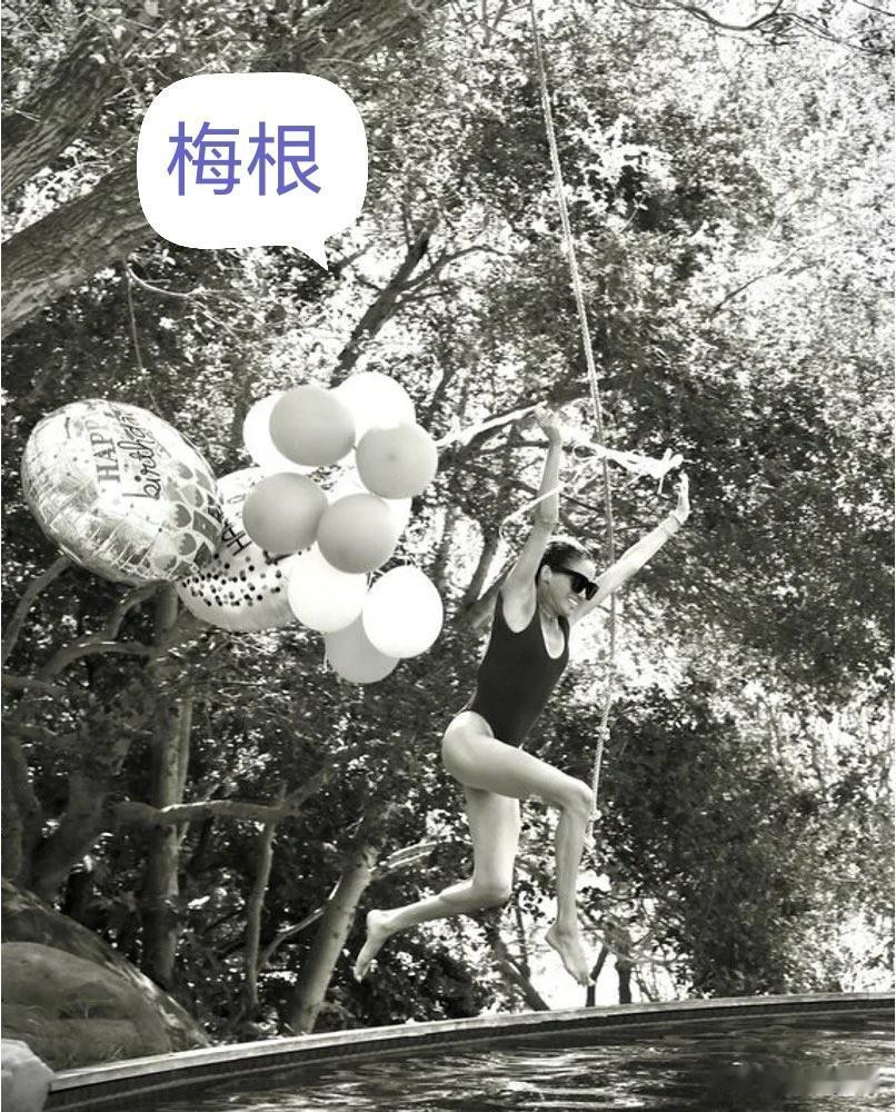 动作、姿势、场景都相同，梅根被指模仿戴安娜！
梅根生日这天，分享了一张新照片，照