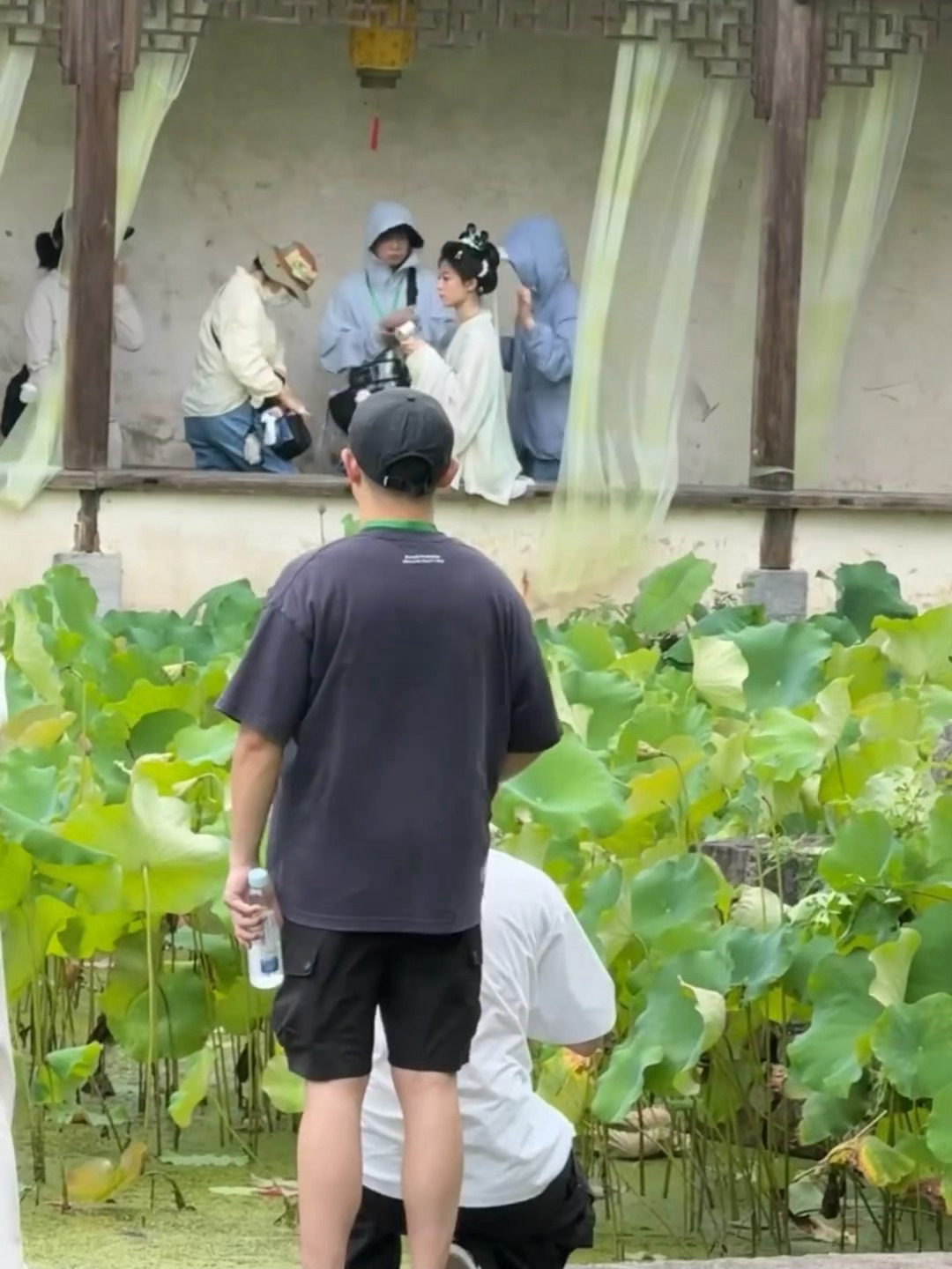 赵今麦终于原谅古偶了！《一念江南》的首套妆造是浅绿色的古装，跟满池的荷叶刚好相得