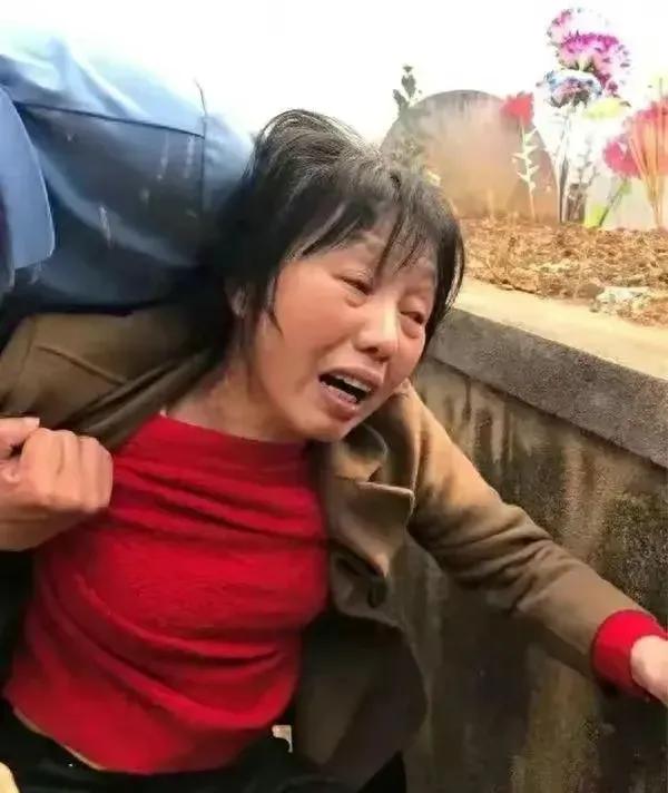 1984年，战士为国牺牲，新婚20天的妻子坚持生下了遗腹子。35年后，妻子凑够路