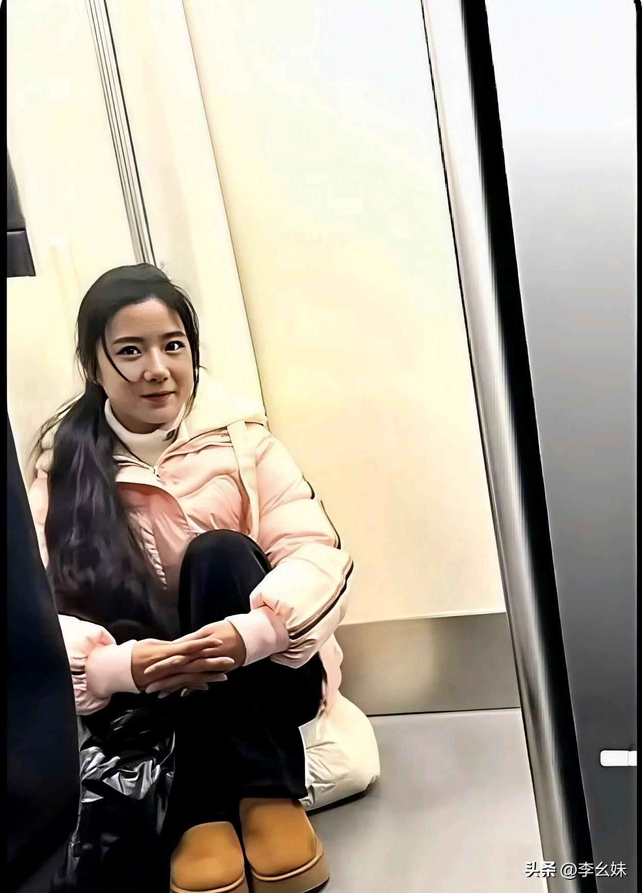 两个没买到坐的人，尴尬相视一笑