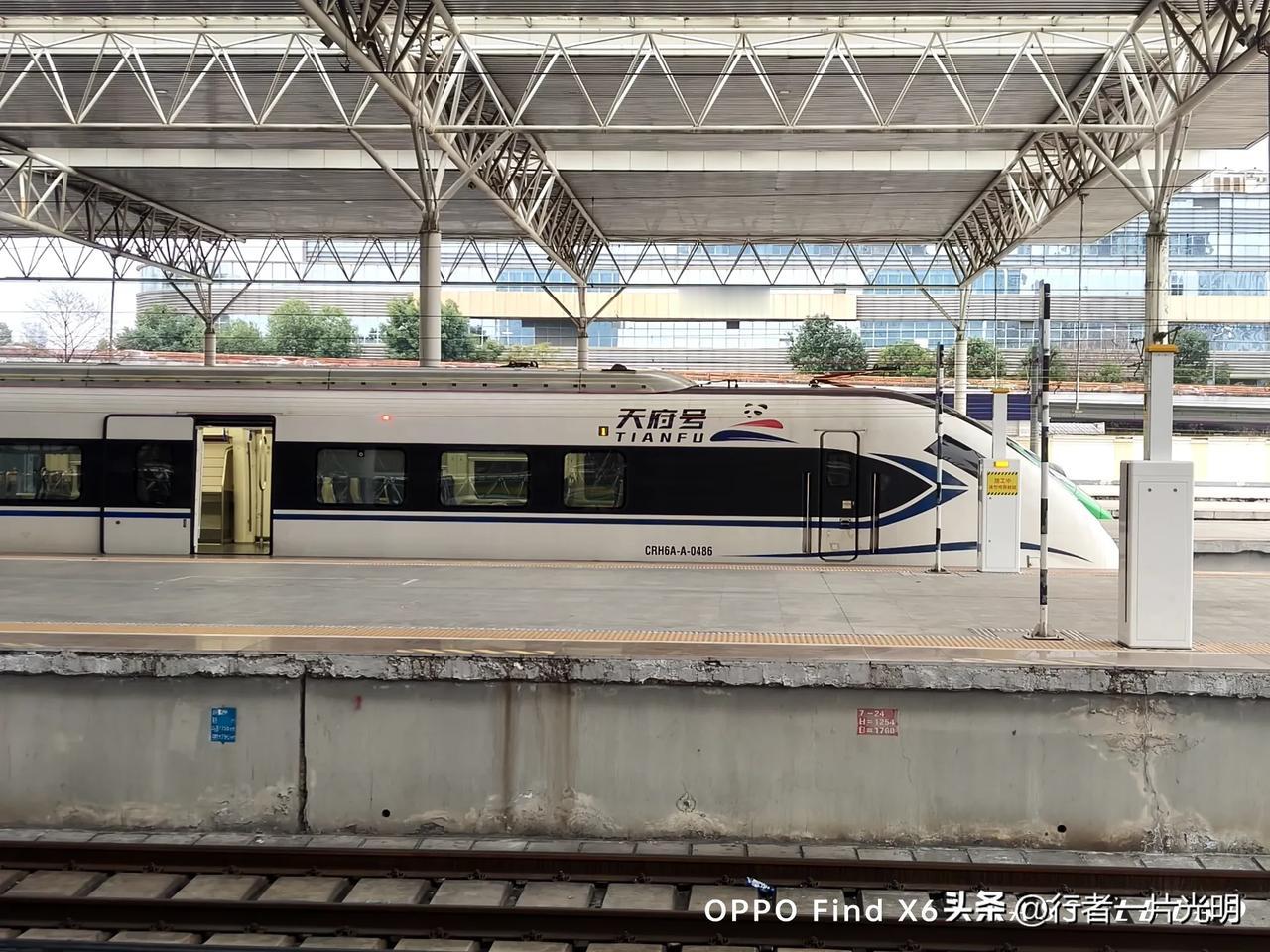 拍动车，天府号CRH6A-A动车组 火车站