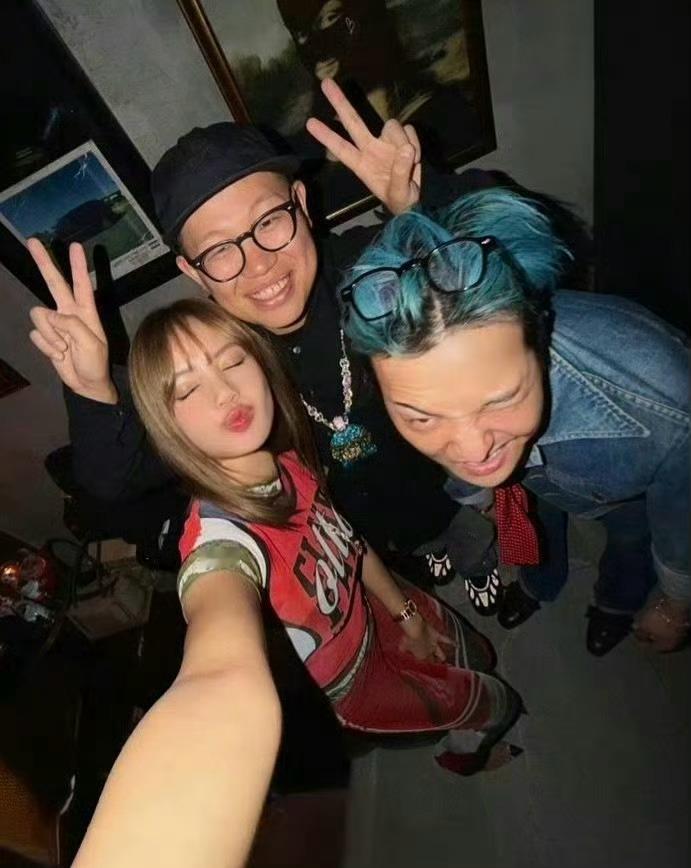 权志龙 Lisa 的合照，符合两个人的风格！[二哈][二哈][二哈]权志龙Lis