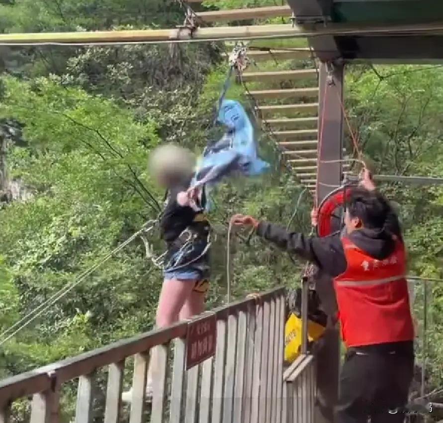 她喊了三声绳子没绑紧，
可惜没人及时把她拉回来，就这样荡出去了，真的太心痛了。