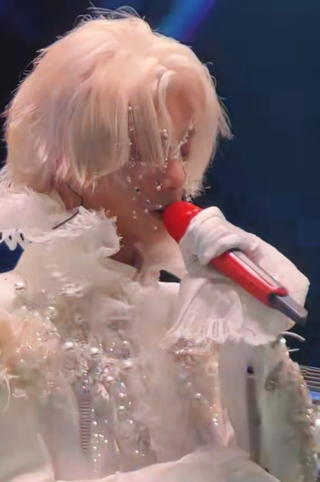 华晨宇蝴蝶脸链 蝴蝶脸链配侧颜绝了！钻石随光影闪烁，清冷仙气与矜贵气场拉满，每个