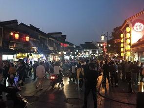 沈阳凌晨一点的夜市，18个壮汉吃了180串炸串、喝光5瓶白酒，结完账转身就走，摊