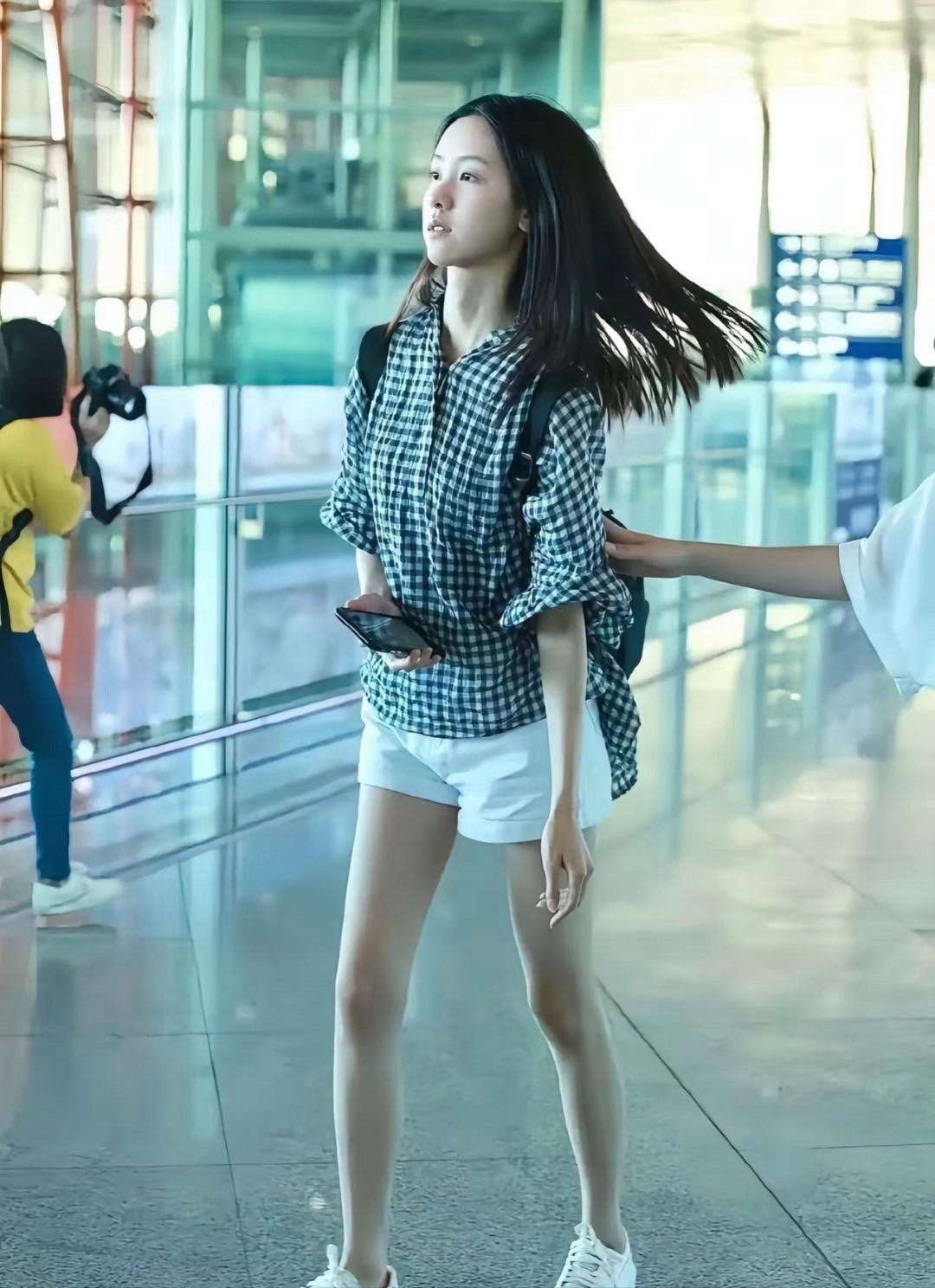 素人时期的陈都灵简直是“初恋脸”天花板！这颜值难怪能让人一见钟情，完全就是从画里