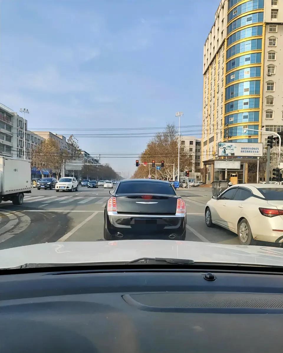 大家看看，这是宾利吗？昨天路上遇到的，这车真好看， 再看看自己的车，有点自惭形秽