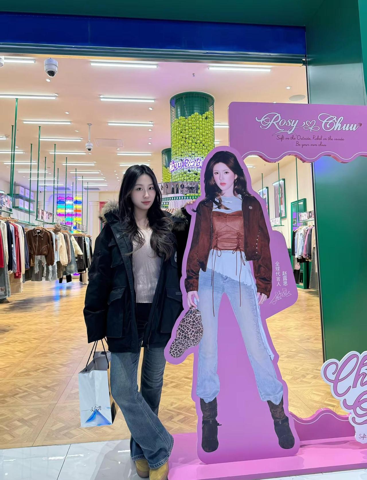 在人声鼎沸的欢喜里 我唯独望向你 我问了问心 它说情不自禁@赵露思 fpy oo