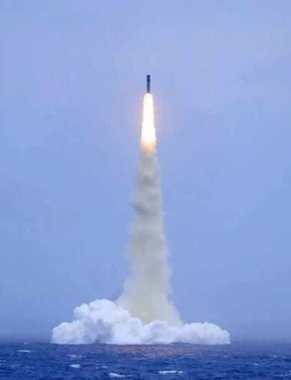 中国核潜艇向太平洋发射导弹，至少说明了三个事实:
 
7月6日中午12点01分，