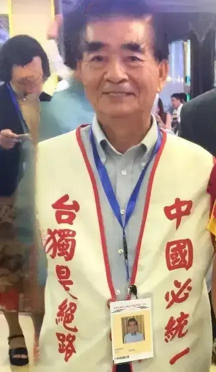 三十年来，他就是靠着这身马甲蒙蔽大家的，但是，不要以为穿上马甲，我们的国安部门就