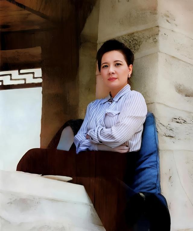 1946年，宋美龄得知蒋介石在外面有情人，趁蒋介石不在，不吵不闹笑着给对方50万